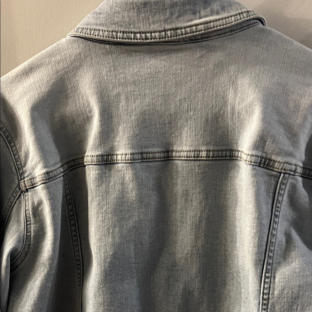 Women's Light Wash Jean Jacket with Frayed Hem - Picture 7 of 7